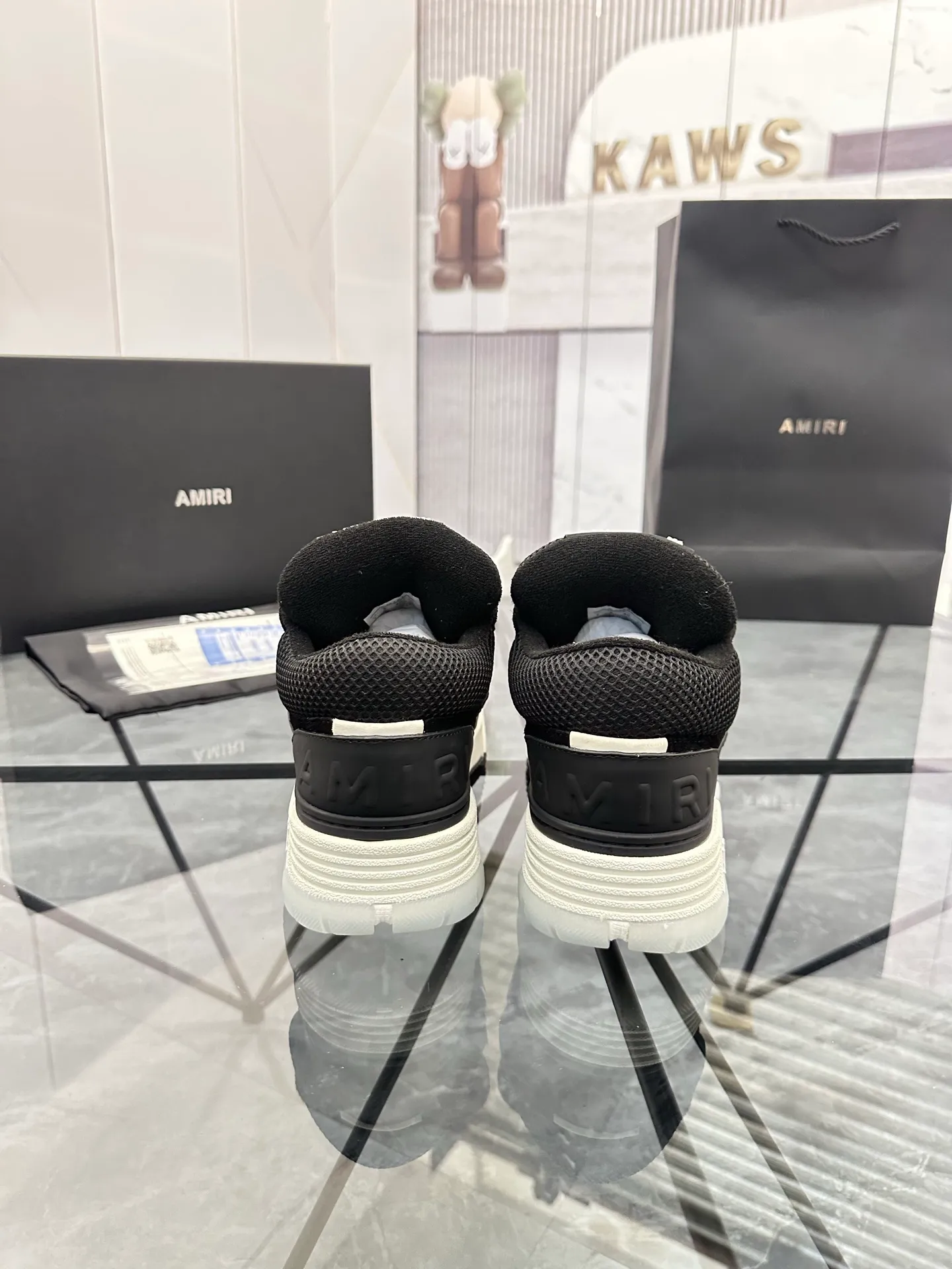 Men's shoes: 💰P720¥ Guangzhou top quality Product trademark: AMIRI* "Amir*" low-top casual shoes Regular size: 39-44 (can be customized to 45) Product materials: upper imported first-layer cowhide stitching original material, breathable lining, original outsole. Number: 525